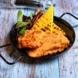 File de șalău prăjit cu mămăliguță și mujdei