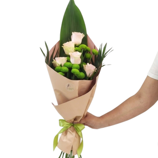 Buchet trandafiri și crizanteme