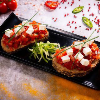 Bruschette con pomodori e feta/Bruschete cu rosii si feta
