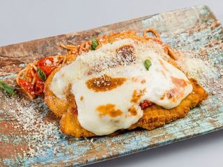 Petto di Pollo con Mozarella/Snitel de pui gratinat cu spaghete