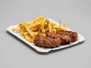 Mici la gratar cu cartofi prajiti