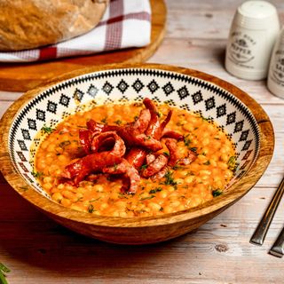 Mâncare de fasole cu cârnați