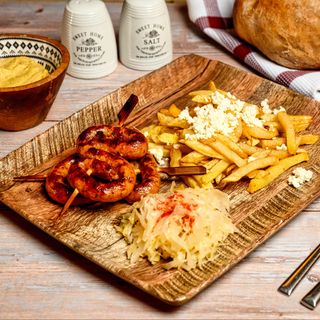 Cârnați liliput cu cartofi prăjiți și brânză