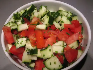 Salata de rosii si castraveti