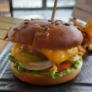 BURGER DE VITA(ANGUS)+CARTOFI PRAJITI