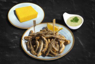 Hamsie cu mamaliga si sos