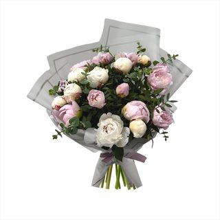 19 Bujori în buchet cu verdeață 