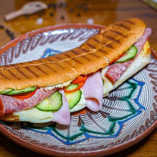 Sandwich cu salam, cașcaval și legume