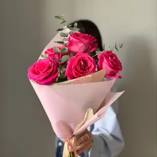Buchet 5 trandafiri fuchsia cu eucalipt