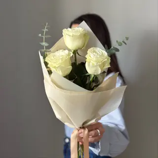 Buchet 3 trandafiri albi cu eucalipt
