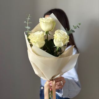 Buchet 3 trandafiri albi cu eucalipt