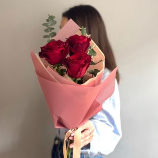 Buchet 3 trandafiri rosii cu eucalipt