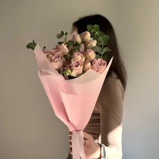 Buchet 3 trandafiri spray roz cu eucalipt