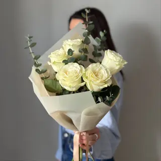 Buchet 5 trandafiri albi cu eucalipt