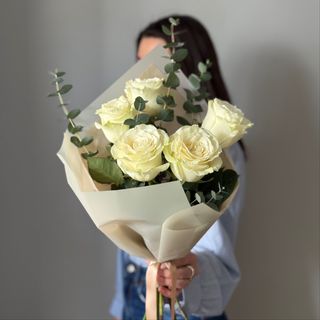 Buchet 5 trandafiri albi cu eucalipt