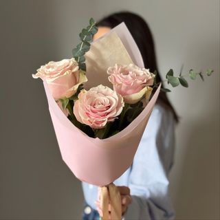 Buchet 3 trandafiri roz cu eucalipt