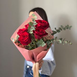 Buchet 5 trandafiri rosii cu eucalipt