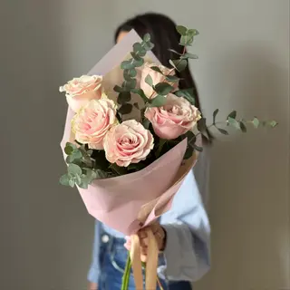Buchet 5 trandafiri roz cu eucalipt