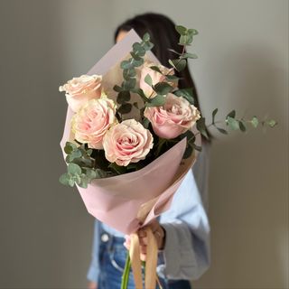 Buchet 5 trandafiri roz cu eucalipt