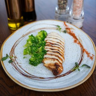 PIEPT DE PUI CU BROCCOLI SOTE (370G)