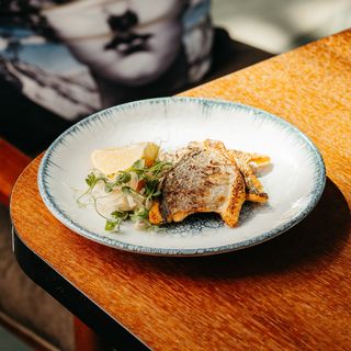 File de dorada la gratar, servit cu dressing mediteranean