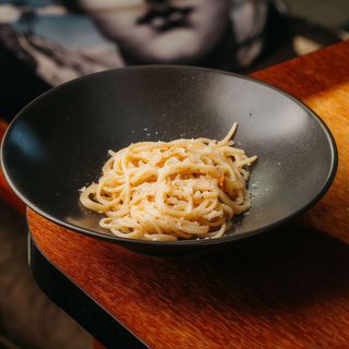 Paste cu ulei de parmezan, fulgi de chilli si unt