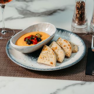 Pasta picanta din feta cu ardei copt si usturoi