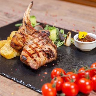 TOMAHAWK DE PORC CU PIURE DE CARTOFI CU BUSUIOC (400G)