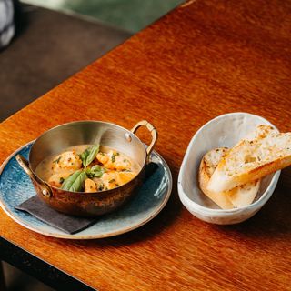 Creveti gatiti in sos de vin alb, aromatizat cu usturoi si unt