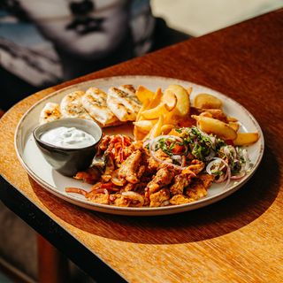 Gyros de pui clasic cu garnitura traditional greceasca