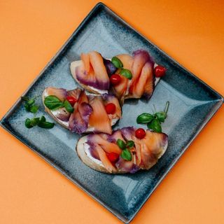 BRUSCHETTE CU CREMA DE BRANZA SI SOMON (180G)