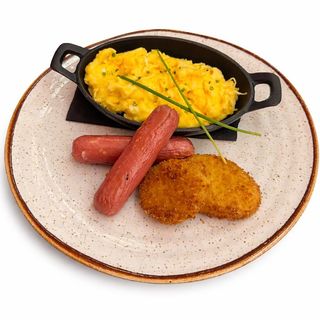 OUA SCRAMBLED CU CARTOFI SI CRENVURSTI