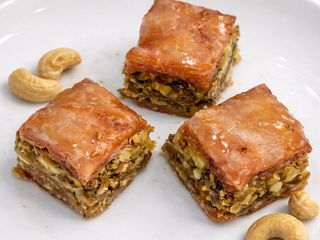 BAKLAVA CAJU SI CREMA DE ZMEURA - 200 g