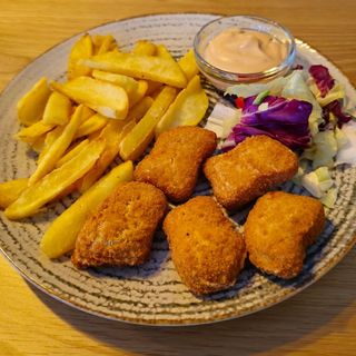 Nuggets de pui cu cartofi dippers si ketchup