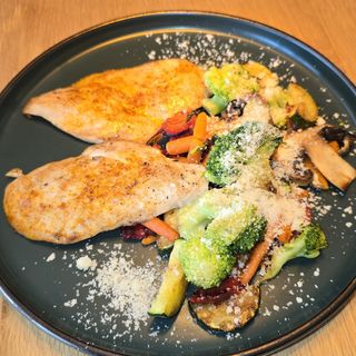 Piept de pui la gratar cu buchet de legume