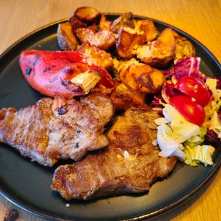 Ceafa de porc la gratar cu cartofi rupti si ardei copt umplut cu feta