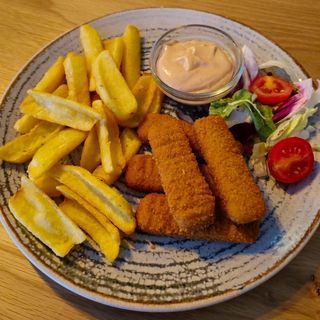 Fish fingers cu cartofi dippers si maioneza