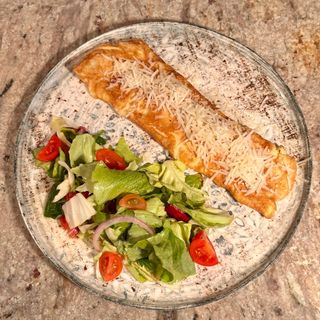 OMLETĂ STESO cu mozzarella, salata verde și pâinea casei