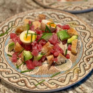 TON TARTAR, cremă avocado, ou prepeliță murat, pâinea casei