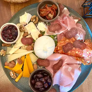 SELECȚIE mezeluri, burrata și alte brânzeturi, servite cu măsline, nuci și dulceață de vișine
