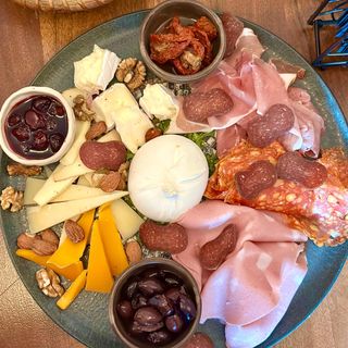 PLATOU MIXT mezeluri, burrata și alte brânzeturi, măsline, capere, nuci și focaccia casei