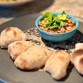 Crema de branza gratinata cu anghinare si painea casei