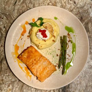 Somon Steso cu piure de cartofi, cremă de brânză trufată sparanghel și icre de lumpfish