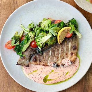 BIBAN cu broccoli, baby spanac, roșii cherry și sos vin alb cu icre de lumpfish