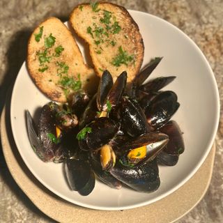 MIDII CU SOS VIN și pâine de casă prăjită cu usturoi