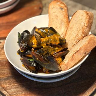 MIDII CU SOS ROȘU și pâine de casă prăjită cu usturoi