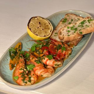 CREVEȚI BLACK TIGER cu pâine de casă prăjită cu usturoi