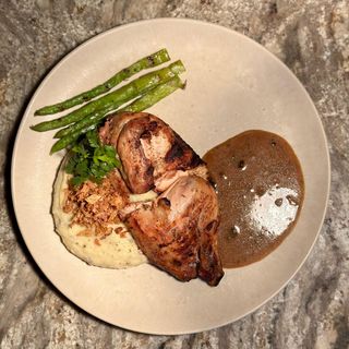 COQUELETTE PE JAR cu piure de cartofi cu trufe, sparanghel și sos de roșii coapte