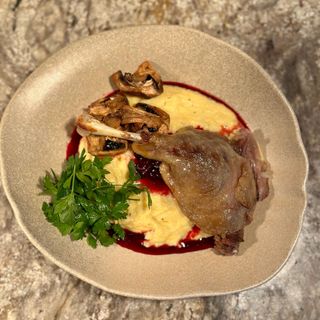 PULPĂ RAȚĂ cu ciuperci, dulceață vișine și mămăligă cremoasă