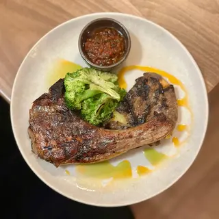 TOMAHAWK PORC PE JAR cu cartofi copți, broccolini și sos de roșii coapte